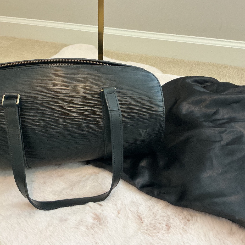 Louis Vuitton Epi Barrel Shoulder Bag. Comes With Dust Bag And Gold Bag Chain